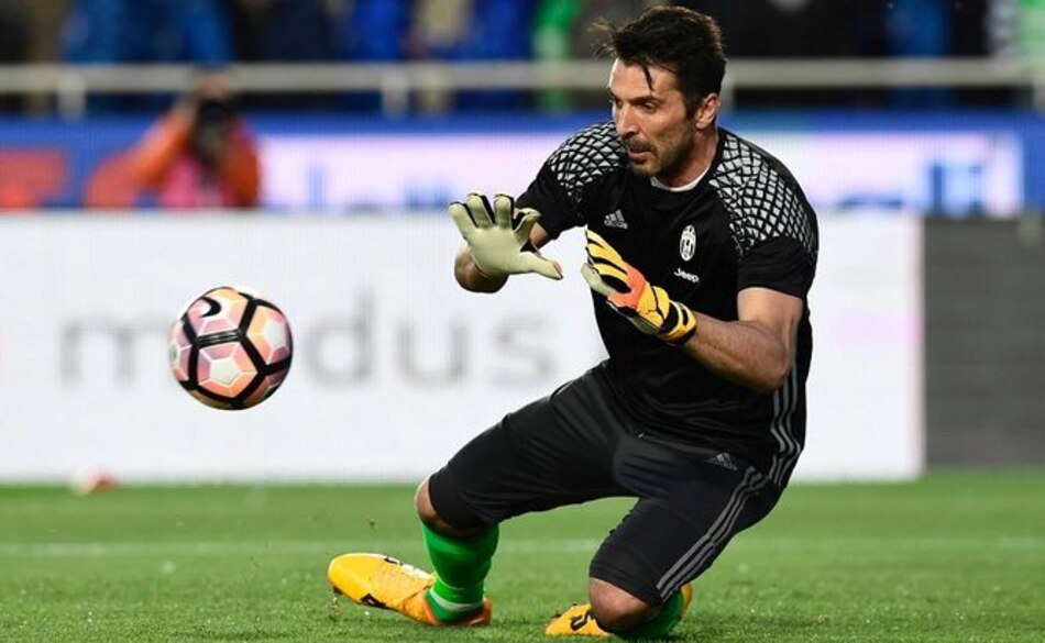 El inoxidable Buffon prolonga su contrato con Parma hasta 2024