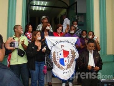 Periodistas protestan en la sede del Órgano Judicial de Colón