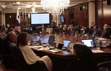 Gabinete aprueba recortar viáticos y regular comisiones en consulados