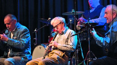 Activistas protestan contra Allen