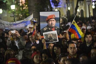 Ministra Hanson: Chávez es el 'autor' de libros escolares de Venezuela