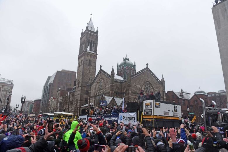 Bajo la nieve, Patriots celebran su quinto campeonato