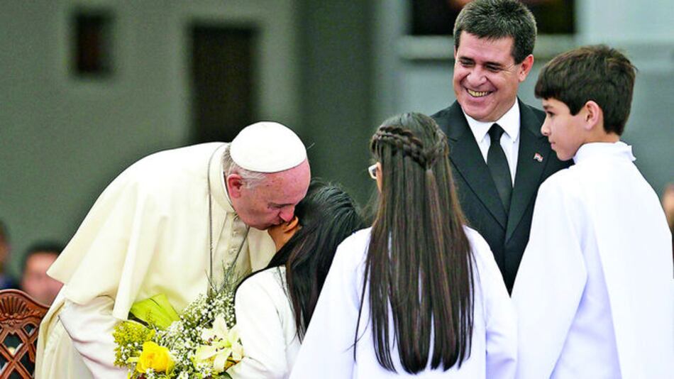 Francisco visita Paraguay