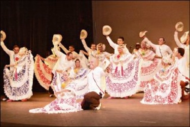 Folclore se proyecta en el exterior