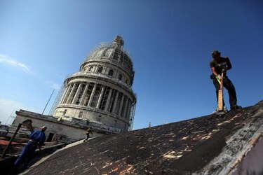Récord de 250 mil viajes de cubanos al exterior tras reforma migratoria