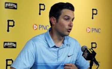 Un árbitro de la MLB rescata a una mujer en un puente