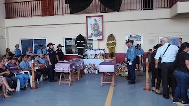 Bomberos rinden homenaje a dos compañeras muertas en accidente de tránsito