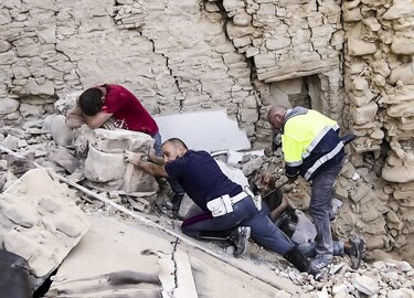 Al menos 247 muertos y numerosos desaparecidos por devastador terremoto en Italia