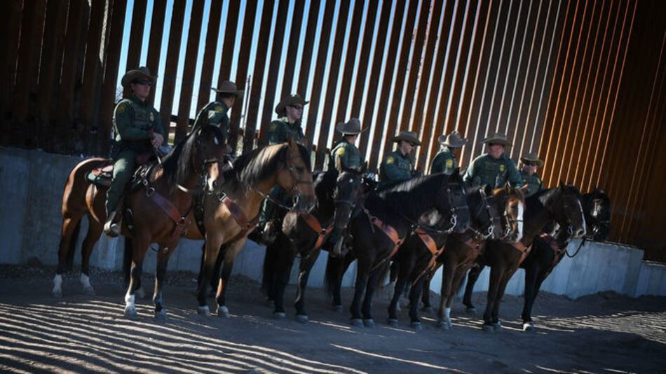 Policía de México bloquea paso a migrantes  hondureños