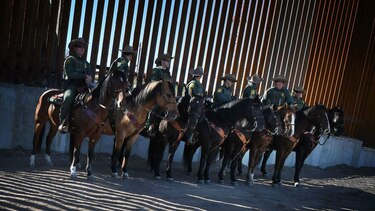 Policía de México bloquea paso a migrantes hondureños