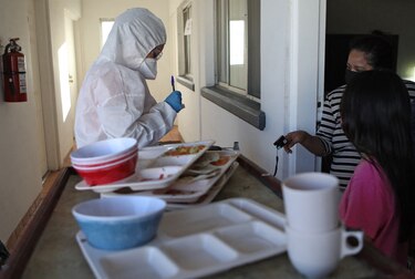 La contratación de médicos cubanos desnuda al sistema de salud mexicano