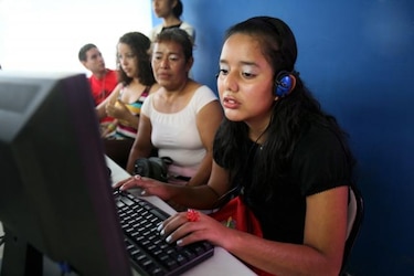 Madre nicaragüense vuelve a las aulas por amor a su hija