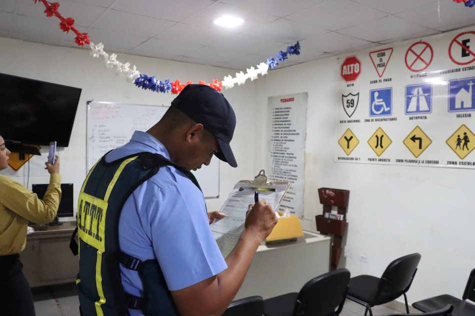 Escuelas de manejo bajo inspección por la Autoridad de Tránsito