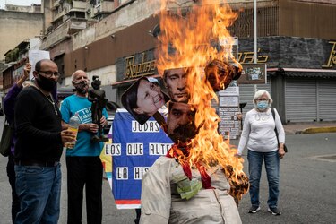 Putin y Maduro, quemados como Judas en Caracas