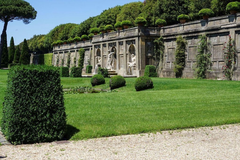 Cómo es Castel Gandolfo, el palacio de verano de los papas que es más grande que el Vaticano y que León XIV ha vuelto a usar para vacacionar