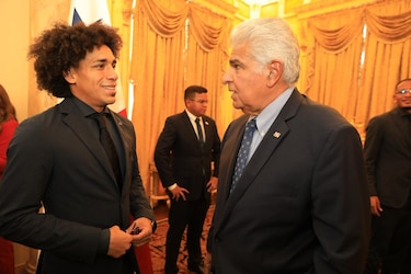 Mulino entrega pabellón nacional a La Roja y pasaporte panameño a Thomas Christiansen