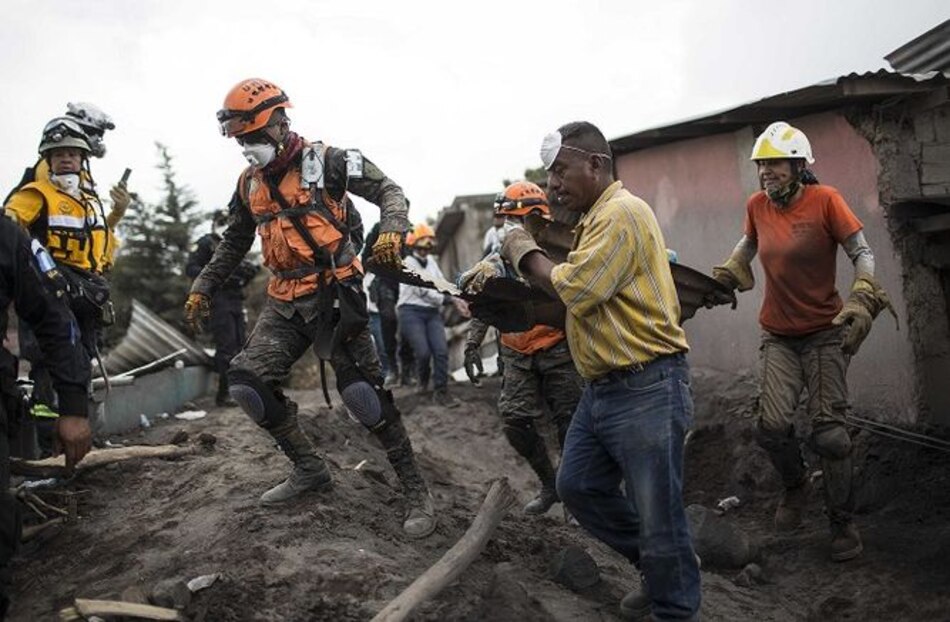 Erupciones y lluvias complican rescate de víctimas de volcán en Guatemala