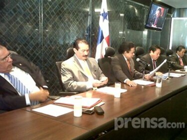 Comisión reinicia consultas por 'Código Minero'; indígenas protestan