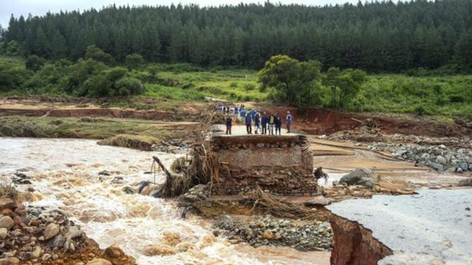 Mozambique: intentan rescatar a atrapados en inundaciones