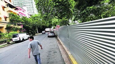 Paso peatonal sigue obstruido