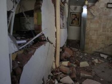 Rescatistas buscan a sobrevivientes del sismo en Ecuador