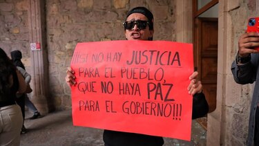 Quién era Carlos Manzo, el alcalde asesinado en México que le había pedido al gobierno de Sheinbaum apoyo para enfrentar al crimen organizado