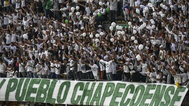 Homenajes al Chapecoense mientras estudian posible falta de combustible