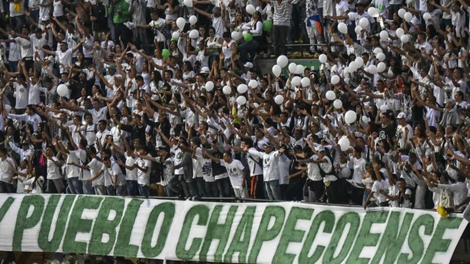 Homenajes al Chapecoense mientras estudian posible falta de combustible