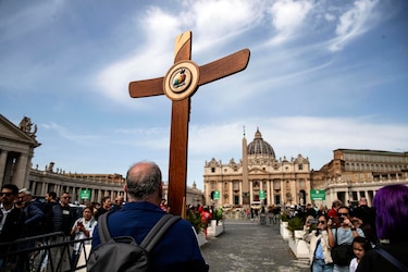 Estupor y pesar entre fieles y turistas en el Vaticano tras la muerte del papa