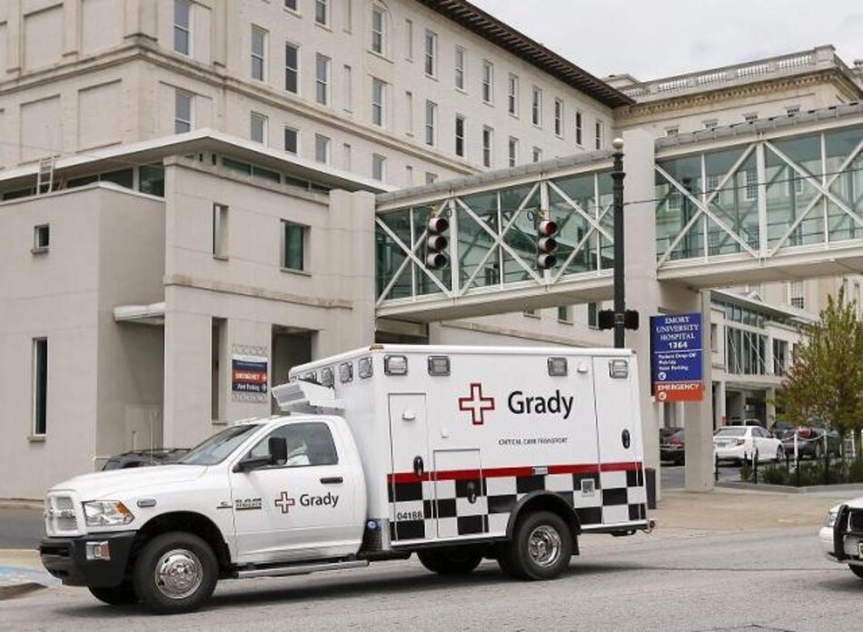 Uno de los dos norteamericanos infectados con el ébola llega a Atlanta