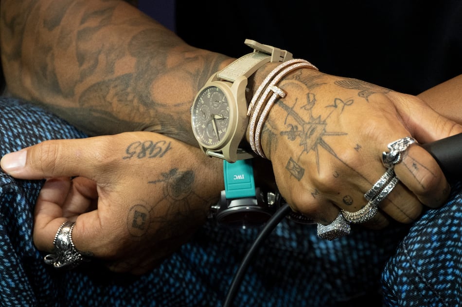 Hamilton se enfrenta a la FIA por el uso de joyas en competencia