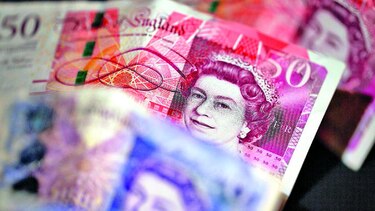 Inglaterra planea debatir alza de tasas