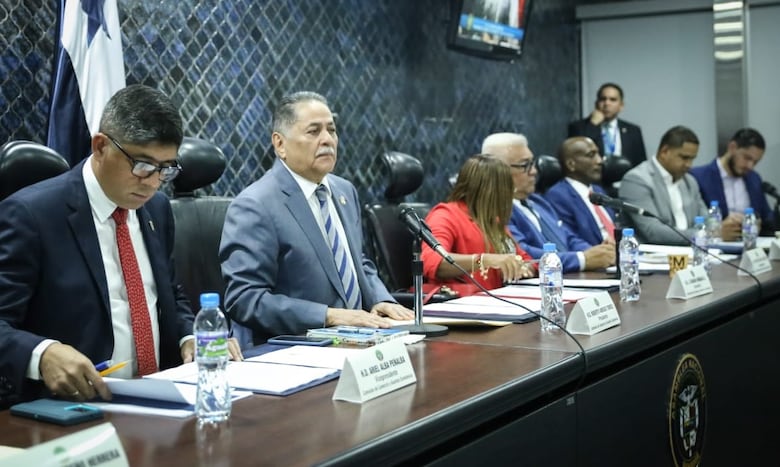 Primer debate del contrato minero: aprueban metodología de discusión y declaran receso hasta una próxima reunión