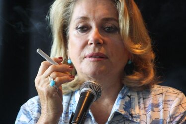 Catherine Deneuve opta por el cigarrillo electrónico