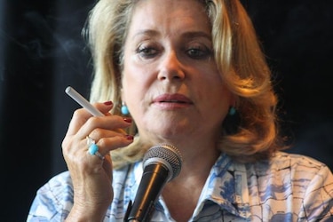 Catherine Deneuve opta por el cigarrillo electrónico