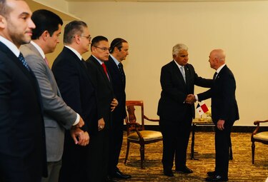 Arriba a Panamá Alejandro Mayorkas junto a la delegación de Estados Unidos
