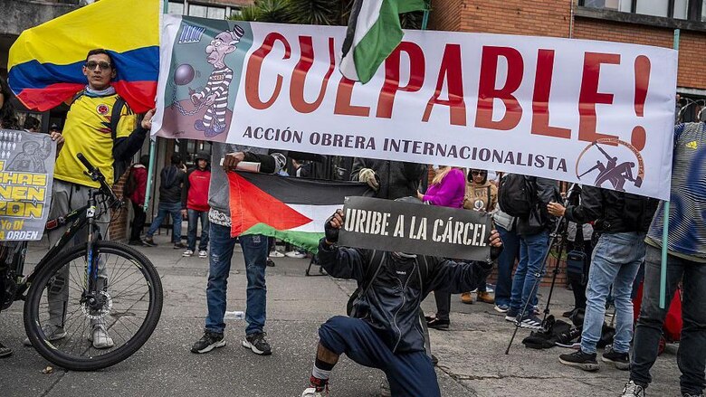 “El uribismo, que gira en torno a un caudillo, no está entendiendo que ya estamos en otro país en Colombia”: Iván Cepeda, el senador que le ganó el juicio al poderoso expresidente Álvaro Uribe