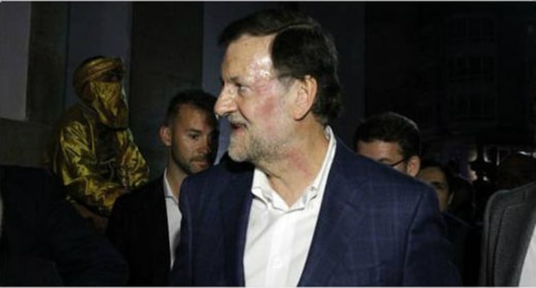 Video: Golpean en la cara al presidente de España, Mariano Rajoy