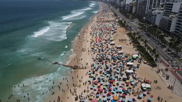 Los brasileños desafían el intenso calor en las playas de Río de Janeiro