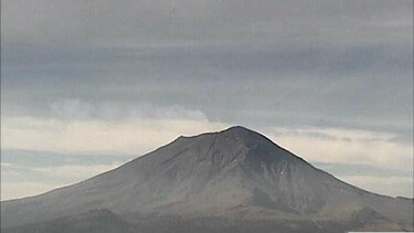 Volcán Popocatépetl lanza cenizas, cierran aeropuerto de Puebla