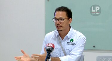 Científicos panameños se unen para confeccionar insumos que permiten el traslado de pruebas para identificar el Covid-19