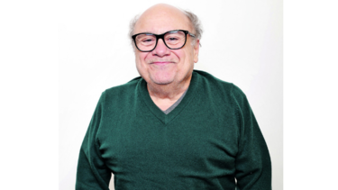 DANNY DEVITO Y SU PERRO VESTIDO DE AMARILLO
