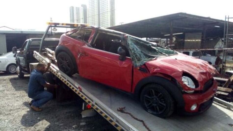 Inspeccionan vehículo que cayó del PH Breeze en Costa del Este