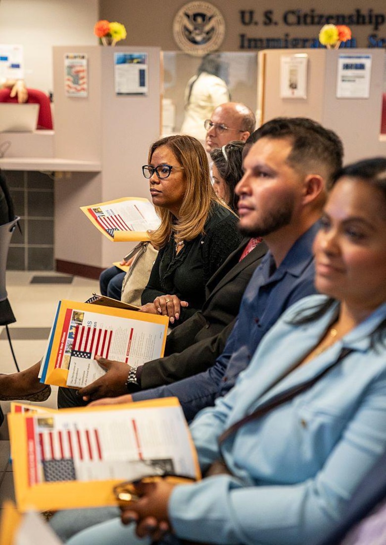 ‘Nuestra vida está en una especie de limbo’: hablan migrantes que estaban a un paso de ser estadounidenses, pero el gobierno de Trump canceló su ceremonia de ciudadanía