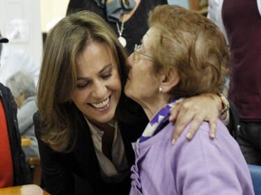 Primera dama salvadoreña deja cargo en gobierno y se une a campaña electoral