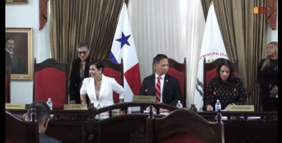 Vicealcaldesa reconoce ‘fallas’ en alumbrado navideño; ediles cuestionan a Fábrega