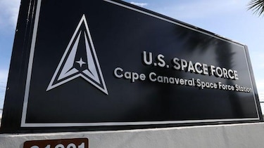 Qué se sabe del arma que Estados Unidos dice que desplegó en el espacio