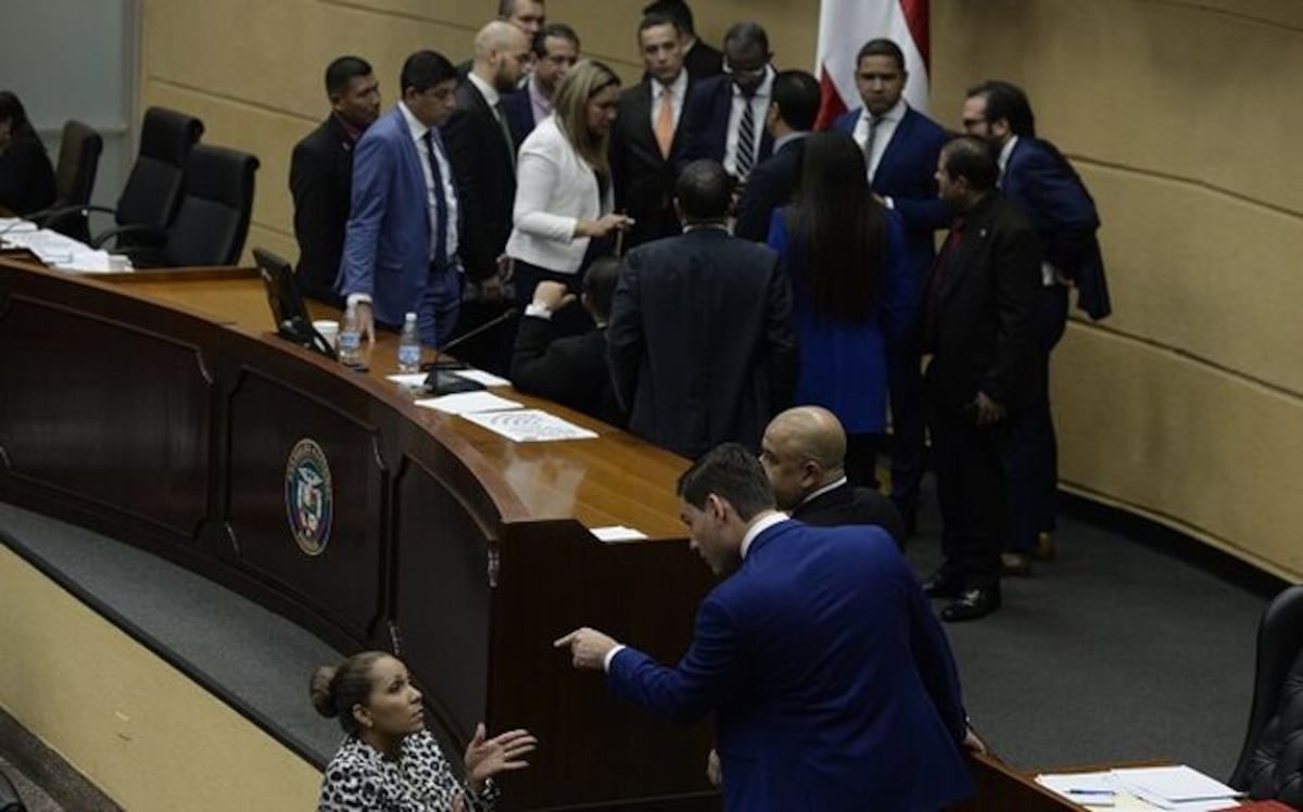 Durante los recesos los diputados trataban de ponerse de acuerdo sobre las reformas a la Constitución.