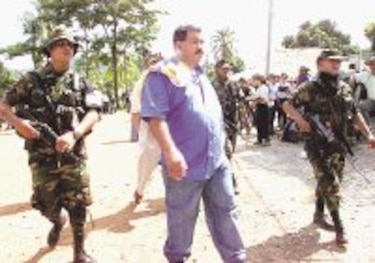 Paramilitares se mantendrán en la mesa de negociaciones