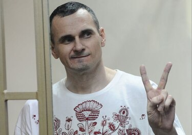 Rusia sentencia al cineasta Oleg Sentsov a 20 años de cárcel; colegas de todo el mundo piden su liberación